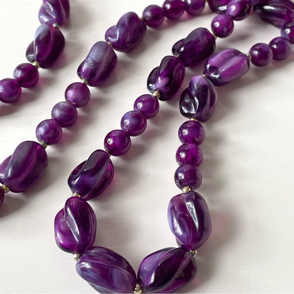 Vintage swirled purple acrylic/lucite beaded necklace - Picture 5 of 10